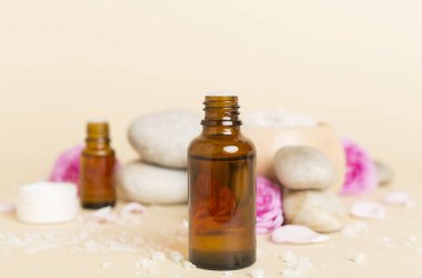 Ahşap masanın üzerinde pembe güller olan spa kompozisyonu