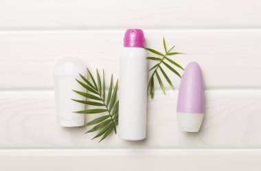 Ahşap arka planda doğal deodorantlar, üst manzara