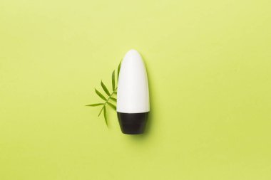 Renk arkaplanında doğal deodorant, üst görünüm