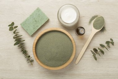 Beton zemin üzerinde kozmetik kil ve spa ürünleri ile kompozisyon, üst görünüm