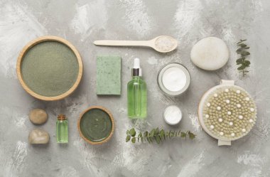 Beton zemin üzerinde kozmetik kil ve spa ürünleri ile kompozisyon, üst görünüm
