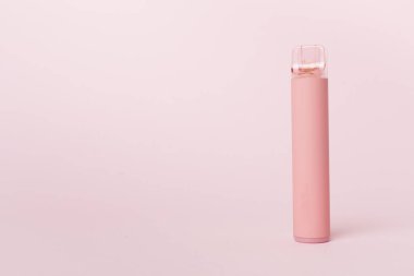 Renkli arka planda tek kullanımlık elektronik sigara