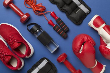 Renkli arka planda kırmızı spor ekipmanı, üst görünüm