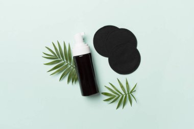 Köpüren yüz temizleyici ve eko pedlerle renk arkaplanı, üst görünüm