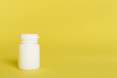 Renk arkaplanındaki vitaminler için plastik şişe