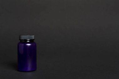 Renk arkaplanındaki vitaminler için plastik şişe