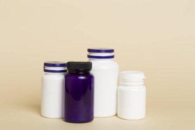Renk arkaplanındaki vitaminler için plastik şişeler