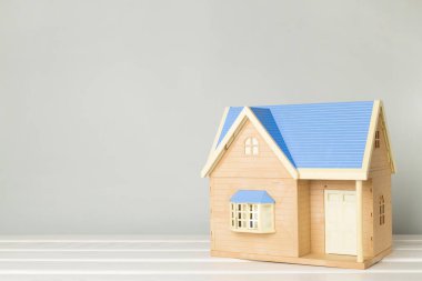 Ahşap masadaki ev modeli.
