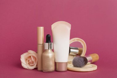 Renk arkaplanındaki ten rengi için makyaj ürünleri bileşimi