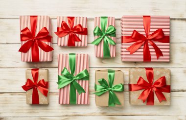 Hediye kutuları üzerinde ahşap arka plan, üstten görünüm.