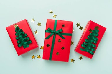 Renkli dekorlu el yapımı Noel hediyesi kutuları, üst görünüm