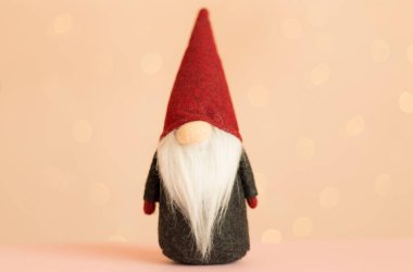 Bulanık ışıklara karşı masada Noel cücesi