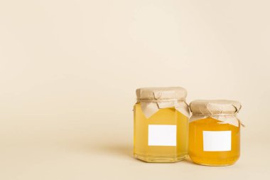 Masada farklı bal olan kavanozlar. Tasarımı düzenle