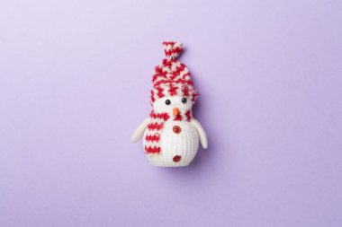 Renkli arka planda küçük bir Noel kardan adam, üst manzara.