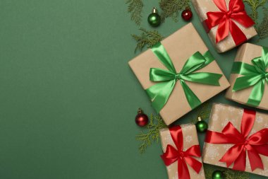 Renk arkaplanında dekoru olan hediye kutuları, üst görünüm.