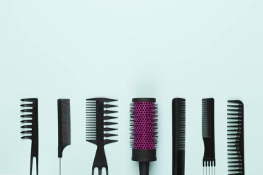 Renk arkaplanı, üst görünüm profesyonel tarak ve kuaför araçları