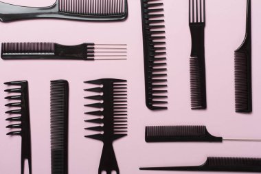 Renk arkaplanı, üst görünüm profesyonel tarak ve kuaför araçları