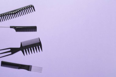 Renk arkaplanı, üst görünüm profesyonel tarak ve kuaför araçları