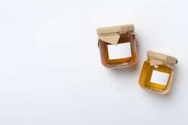 Beyaz arka planda farklı ballı kavanozlar, üst manzara. Tasarımı düzenle