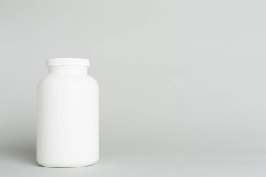 Renk arkaplanındaki vitaminler için plastik şişe