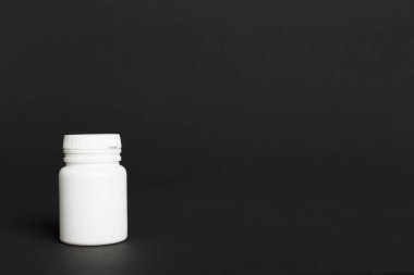 Renk arkaplanındaki vitaminler için plastik şişe