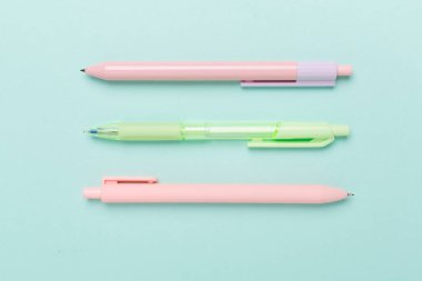 Renkli arka plan üzerine pastel renkli kalemler, üst görünüm