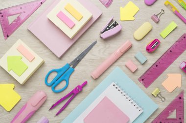 Ahşap arka planda renkli okul kırtasiyesiyle dümdüz yatıyordu.