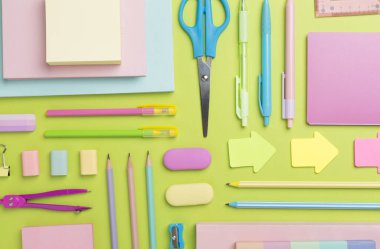 Renkli arka plan, üst görünüm üzerine renkli okul kırtasiyesi ile düz yatıyordu