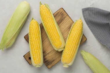 Beton zemin üzerinde taze mısır, üst görünüm