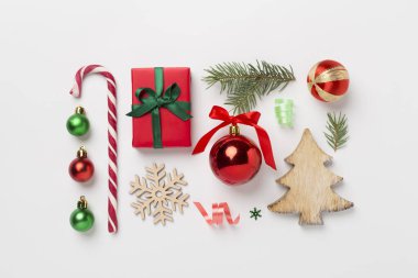 Noel düz kompozisyonu renk arkaplanı, üst görünüm