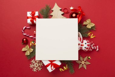 Renk arkaplanında noel dekoru olan tebrik kartı modeli, üst görünüm