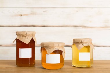 Tahta masada ballı kavanozlar. Tasarımı düzenle