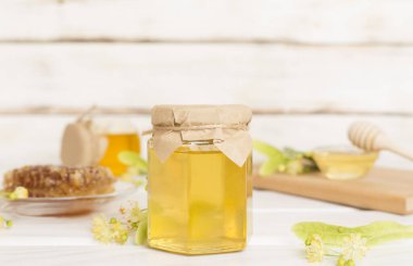 Linden balı, yapraklı ve çiçekli.