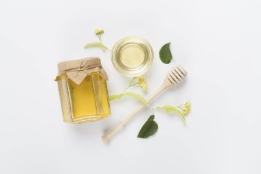 Yapraklı ıhlamur balı ve renkli arka planda çiçekler, üst manzara