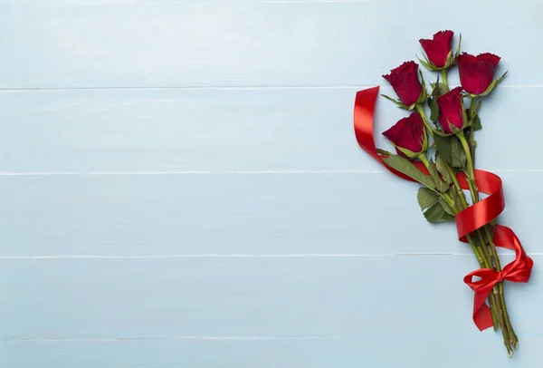 Rosas Vermelhas Fundo Madeira Vista Superior — Fotografia de Stock