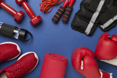 Renkli arka planda kırmızı spor ekipmanı, üst görünüm