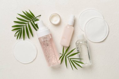 Beton arka planda eko pedleri olan yüz bakım ürünleri, üst görünüm