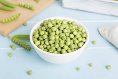 Tahta masadaki taze bezelyeli kompozisyon.