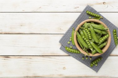 Ahşap zemin üzerinde taze bezelye ile kompozisyon, üst görünüm