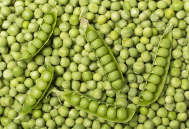 Arka plan olarak taze bezelyeler, üst görünüm