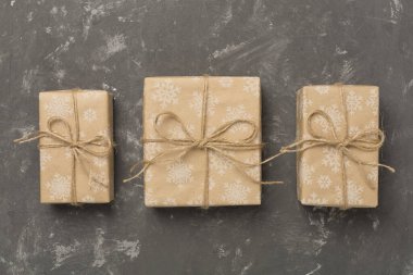 Beton zemin üzerinde el işi Noel hediyesi kutuları, üst görünüm