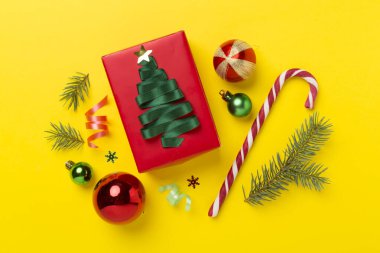 Noel düz kompozisyonu renk arkaplanı, üst görünüm