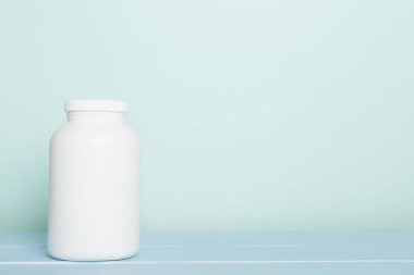 Tahta masadaki vitaminler için plastik şişe.