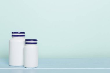 Tahta masadaki vitaminler için plastik şişeler