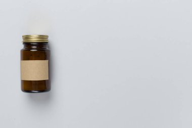 Renkli arka planda vitaminler olan plastik şişe, üst görünüm