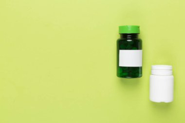 Renkli arka planda vitaminleri olan plastik şişeler, üst görünüm