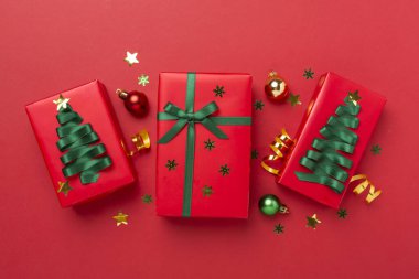 Renkli dekorlu el yapımı Noel hediyesi kutuları, üst görünüm