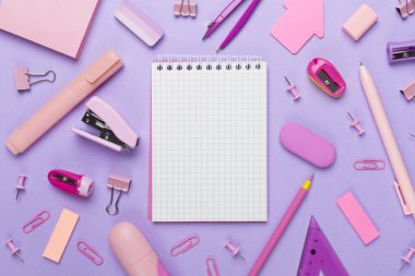 Renkli arka plan üzerine pembe okul kırtasiyesi, üst görünüm