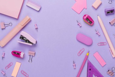 Renkli arka plan üzerine pembe okul kırtasiyesi, üst görünüm