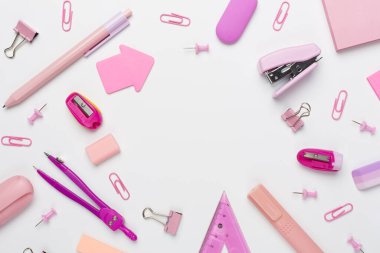 Renkli arka plan üzerine pembe okul kırtasiyesi, üst görünüm